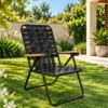 Silla negra de jardín entre vegetación - Cortinería Confort Rosario